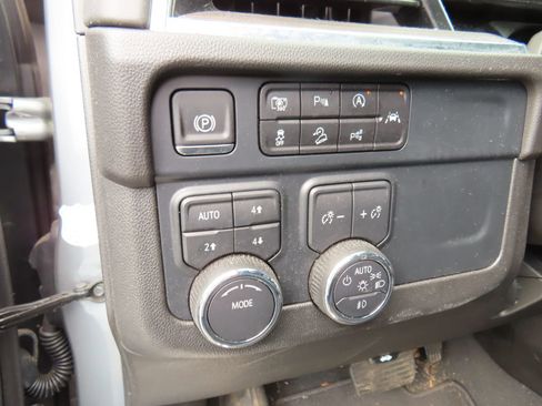 Used 2025 Chevrolet Suburban Z71 image 14