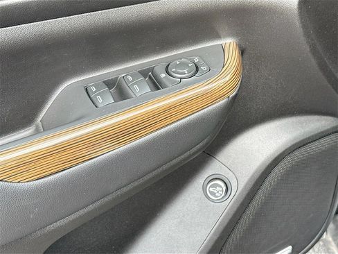 Used 2023 GMC Acadia SLE w/ Driver Convenience Package image 18