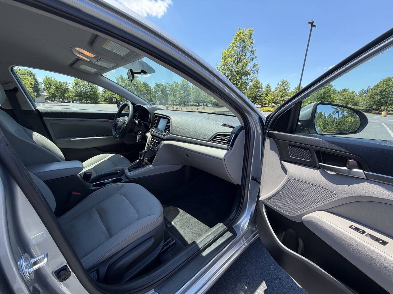 Used 2017 Hyundai Elantra SE FWD image 18