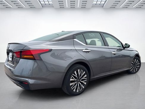 Used 2025 Nissan Altima 2.5 SV FWD image 8