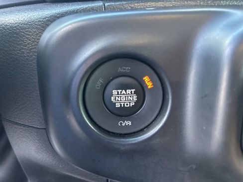 Certified 2022 Jeep Gladiator Willys image 39