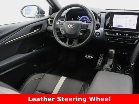 Used 2025 Toyota Camry SE image 31