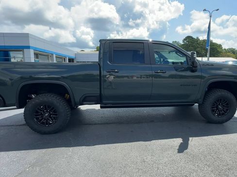 Used 2025 Chevrolet Silverado 2500 ZR2 w/ Technology Package AWD/4WD image 9