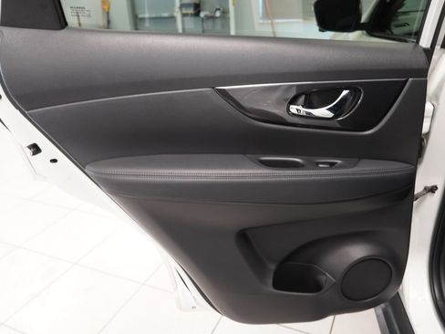 Used 2017 Nissan Rogue SV w/ SV Premium Package AWD/4WD image 22