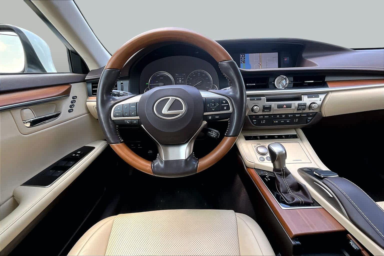 Used 2018 Lexus ES 300h w/ Luxury Package FWD image 5