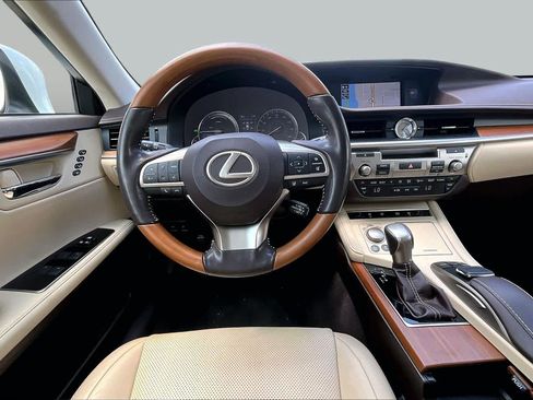 Used 2018 Lexus ES 300h w/ Luxury Package FWD image 5