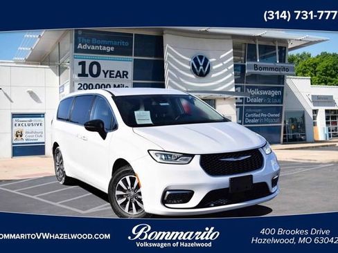 Used 2024 Chrysler Pacifica Select image 1