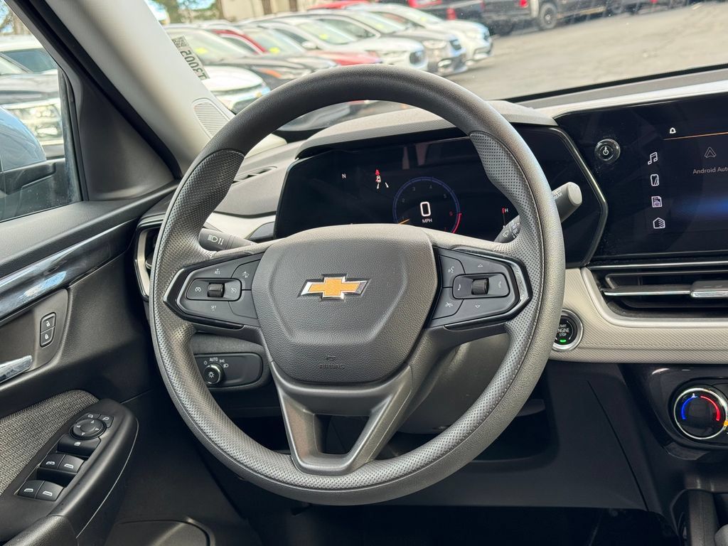 Used 2025 Chevrolet TrailBlazer LT AWD/4WD image 6