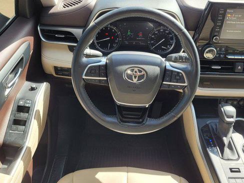 Certified 2021 Toyota Highlander XLE image 7