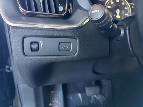 Used 2018 Volvo XC60 T5 Momentum image 18