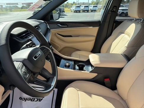 New 2025 Jeep Grand Cherokee Limited w/ Luxury Tech Group II image 8