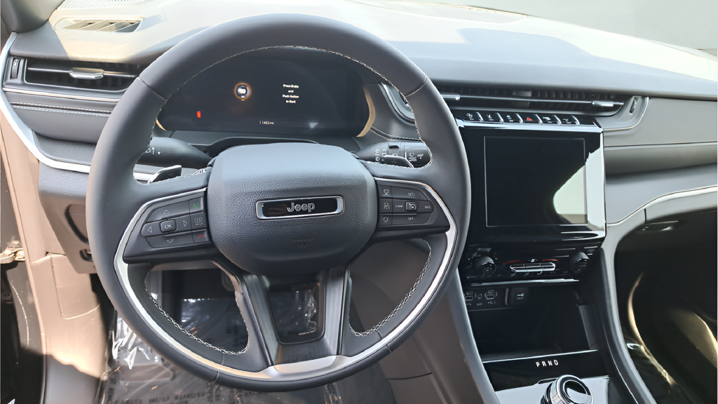 Used 2025 Jeep Grand Cherokee Laredo AWD/4WD image 16