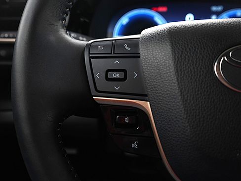 Used 2025 Toyota Crown Signia XLE image 27