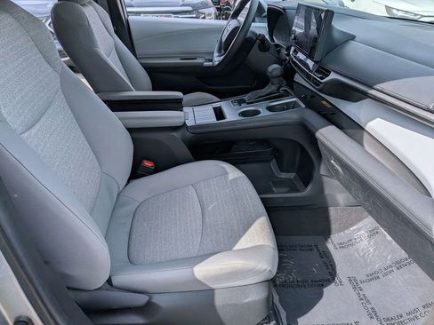 Used 2025 Toyota Sienna LE image 22