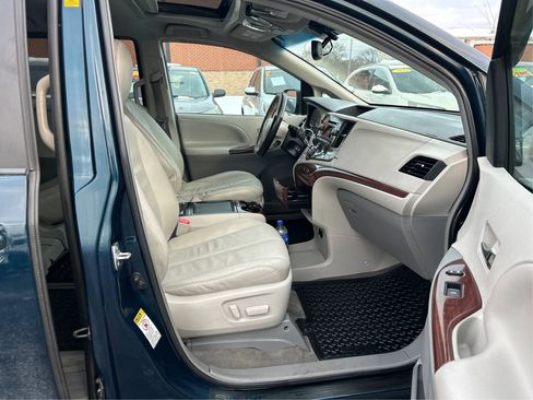 Used 2012 Toyota Sienna XLE image 24