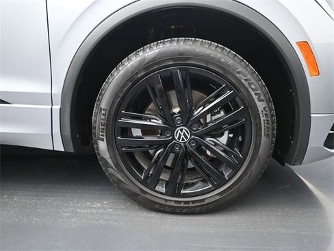 Used 2022 Volkswagen Tiguan SE R-Line image 43