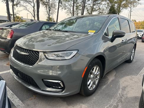 Used 2023 Chrysler Pacifica Touring-L image 6
