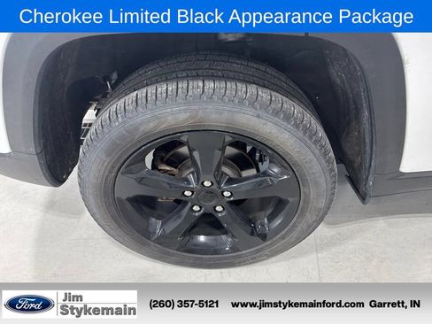 Used 2024 Jeep Grand Cherokee Limited w/ Black Appearance Package AWD/4WD image 32