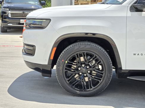 New 2025 Jeep Wagoneer L Series II w/ Premium Group I image 9