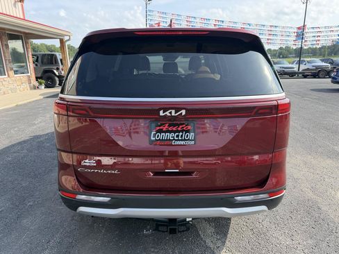 Used 2022 Kia Carnival EX FWD image 5