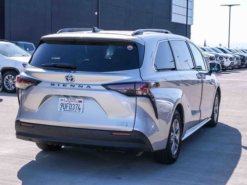 Certified 2023 Toyota Sienna XLE FWD image 4
