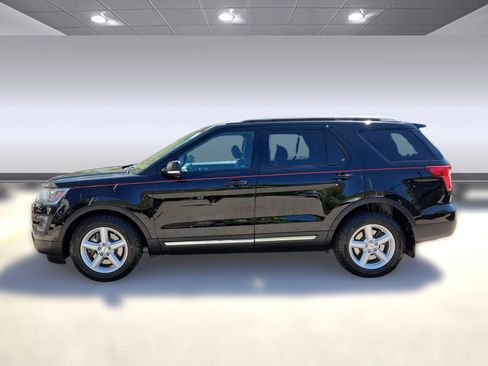 Used 2016 Ford Explorer XLT w/ Equipment Group 202A AWD/4WD image 2