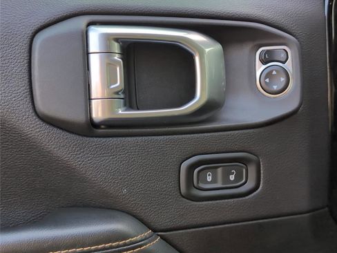 Used 2025 Jeep Wrangler Unlimited Sahara AWD/4WD image 16