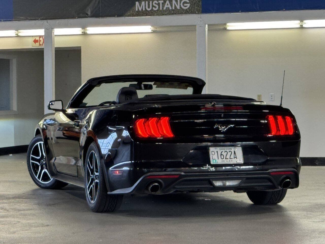 Used 2018 Ford Mustang Premium RWD image 4
