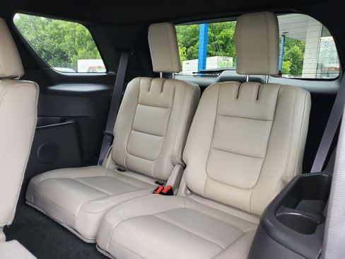 Used 2015 Ford Explorer XLT w/ Equipment Group 202B AWD/4WD image 24
