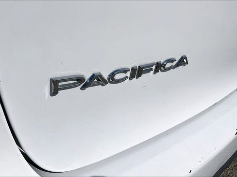 Certified 2022 Chrysler Pacifica Touring-L FWD image 21
