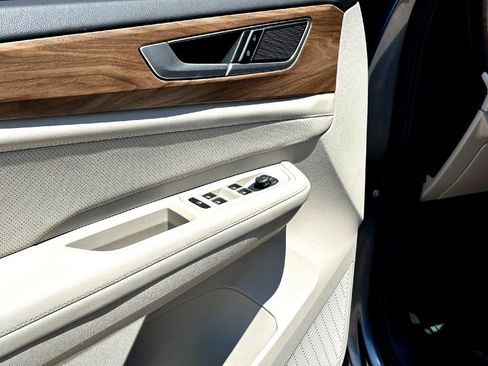 Certified 2024 Volkswagen Atlas SE FWD image 11