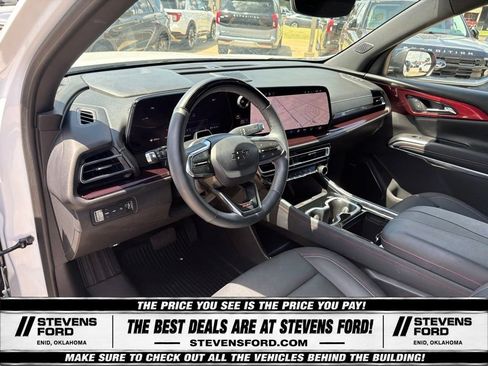 Used 2025 Chevrolet Traverse Z71 w/ Enhanced Driving Package AWD/4WD image 17