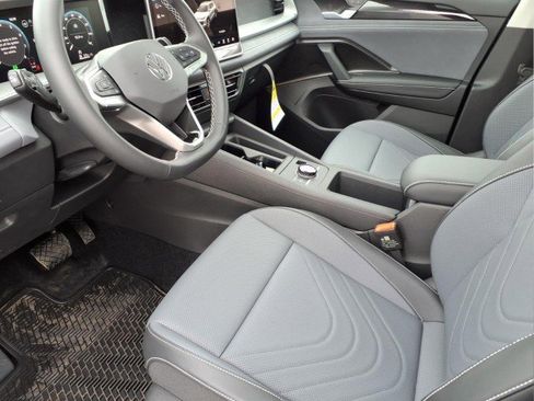 New 2026 Volkswagen Tiguan SE image 15