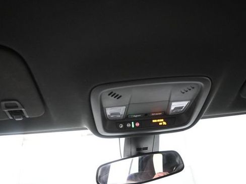 Used 2022 Chevrolet Traverse LT FWD image 12