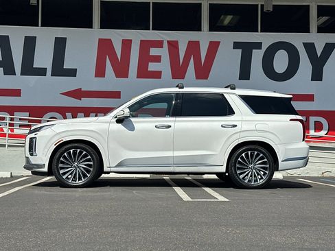 Used 2023 Hyundai Palisade Calligraphy FWD image 2