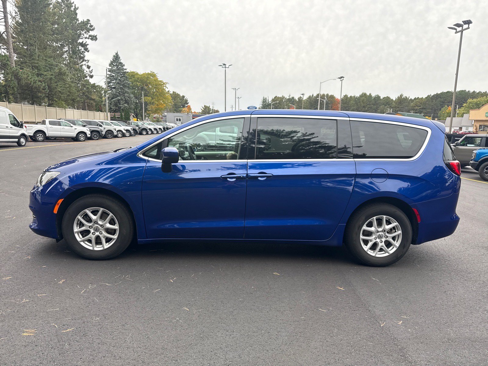 Used 2021 Chrysler Voyager LX FWD image 4