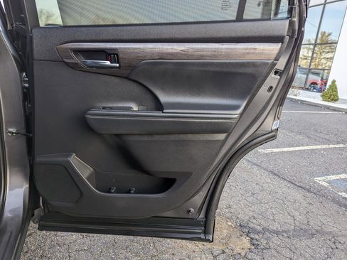 Used 2022 Toyota Highlander Platinum image 35