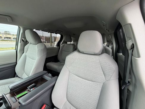 Used 2021 Toyota Sienna LE image 18