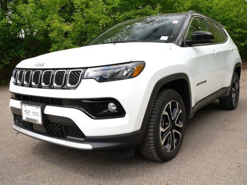 Used 2023 Jeep Compass Limited w/ Sun and Sound Group AWD/4WD image 3