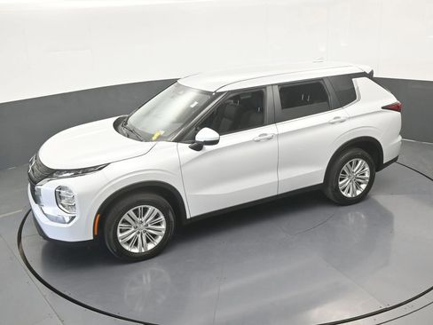Used 2023 Mitsubishi Outlander ES image 47