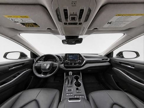 Used 2020 Toyota Highlander XLE AWD/4WD image 11