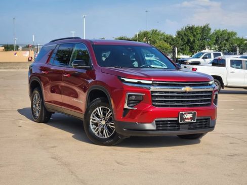 Used 2024 Chevrolet Traverse LT w/ Enhanced Driving Package FWD image 2