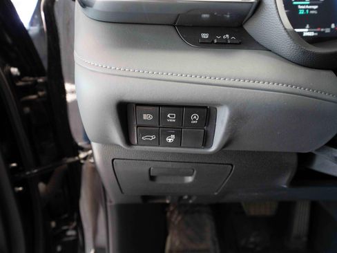 Used 2024 Toyota Highlander Limited FWD image 11