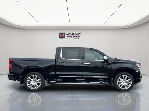 Used 2025 Chevrolet Silverado 1500 High Country w/ Technology Package AWD/4WD image 2