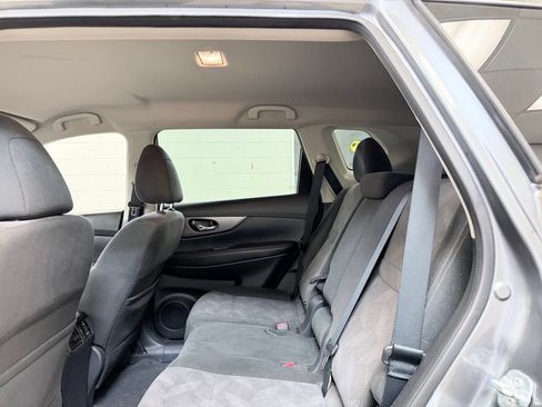 Used 2016 Nissan Rogue SV FWD image 18