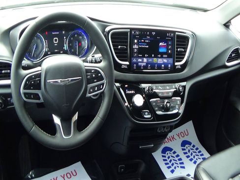 Certified 2025 Chrysler Pacifica Select FWD image 13
