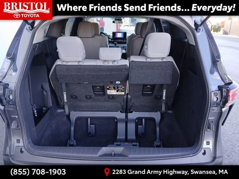 Used 2025 Toyota Sienna LE image 29