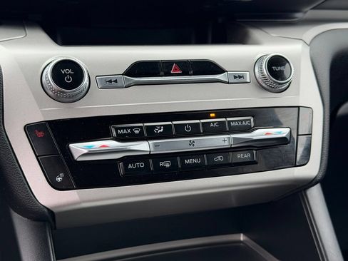 Used 2022 Ford Explorer XLT w/ Equipment Group 202A AWD/4WD image 34
