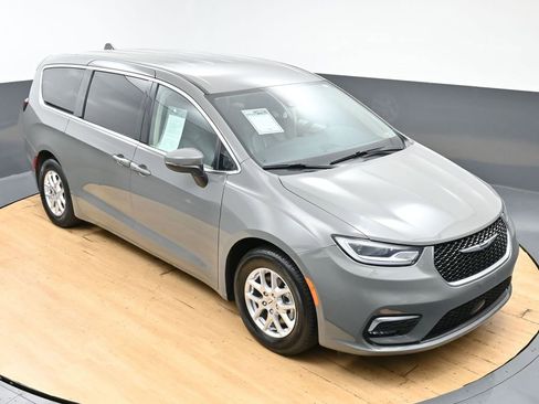 Used 2023 Chrysler Pacifica Touring-L FWD image 3