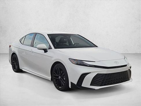 Used 2025 Toyota Camry SE FWD image 3